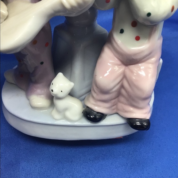 Musician clowns under street light - Picture 3 of 9